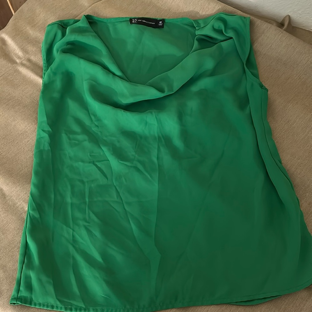 NY&C cap sleeve, cowl neck blouse in great vibrant green color, sz XS.